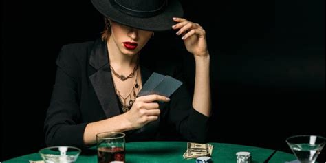 Fotos De Mujeres Jugando Poker