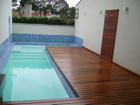 O Deck Da Piscina Com Slot De Drenagem