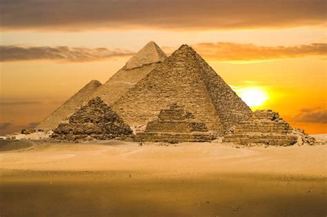 Pyramids Of Giza Brabet